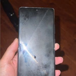 I’m selling this old phone need money for bills !!